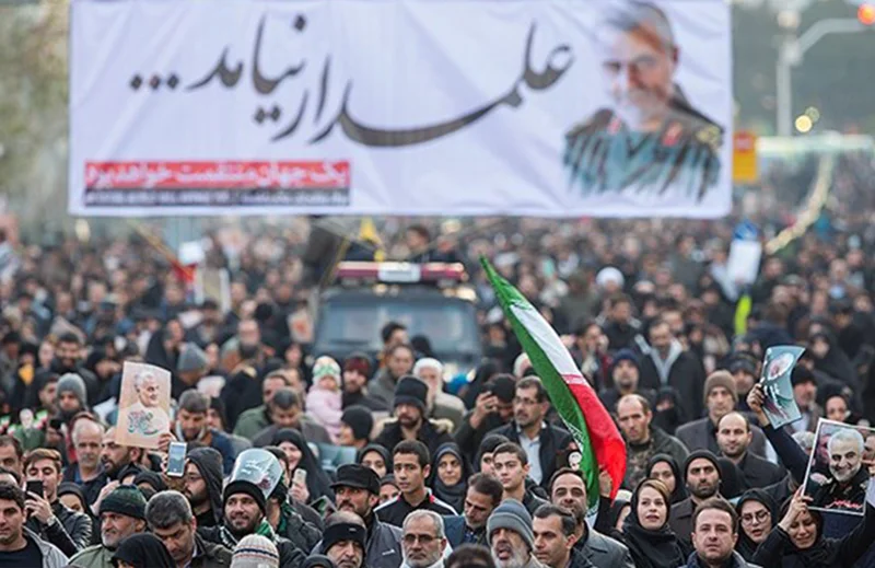 اشکهای رهبر انقلاب در نماز بر پیکر حاج قاسم و همرزمان شهیدش